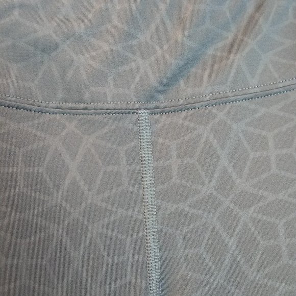 Lot Under Armor Fitted Girls Pink Heat Gear Top YLG - Gray All Season Capris YMD - Picture 6 of 7